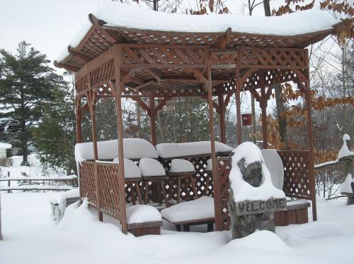 comparison: gazebo roof pressured by too much snow