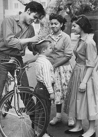 elvis_tumblr_mugsitW9Gl1rt1cddo1_400.jpg