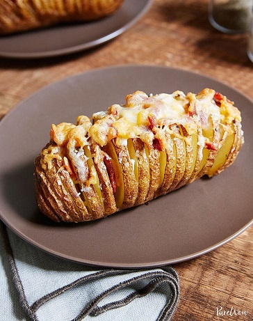 hasselback_cheese_and_bacon_baked_potatoes_recipe.jpg