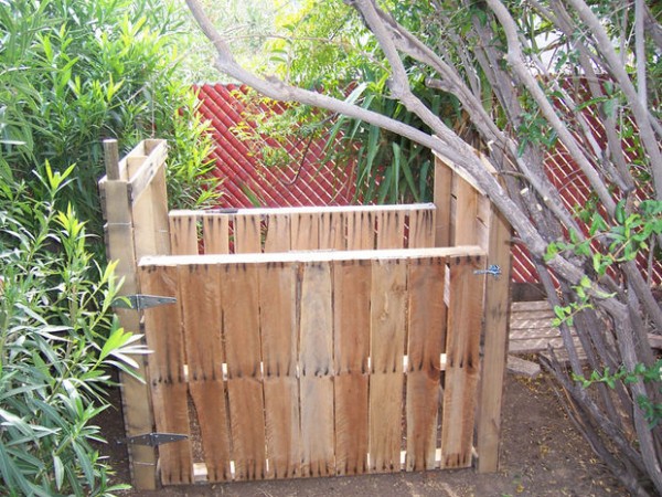 Pallet-Compost-Bin-with-hinged-Door-600x450.jpg